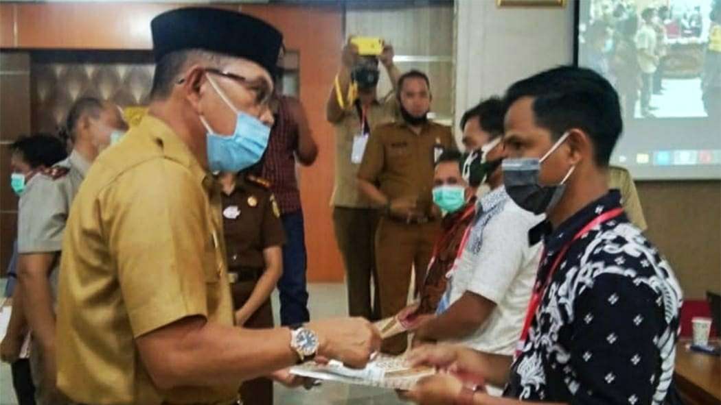 Hendri Maidalef saat serahkan sertifikat tanah