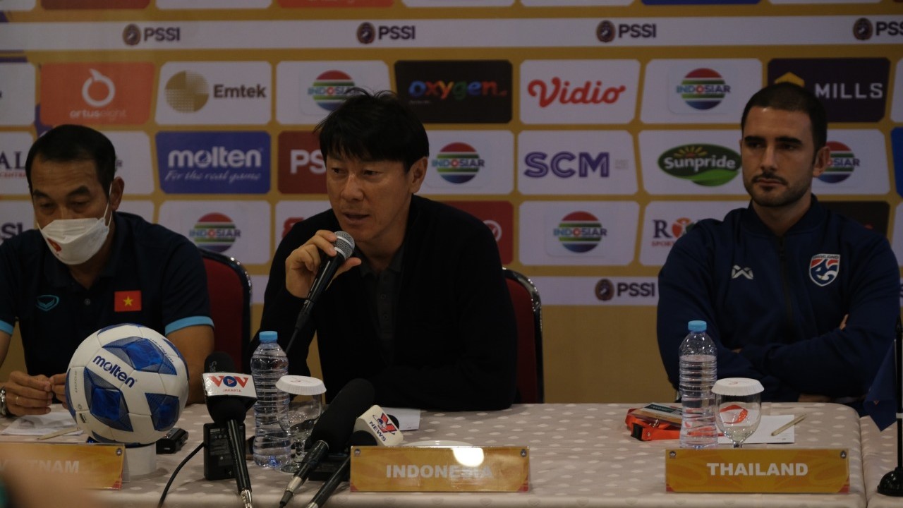 Pelatih Tim U-19 Indonesia, Shin Tae-yong (tengah)