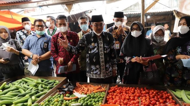 Bupati Anwar Sadat saat sidak Pasar Tanggo Rajo