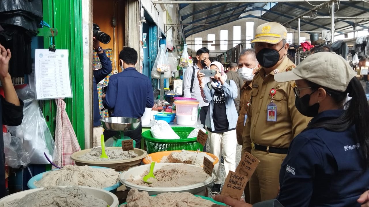 Sekda Ridwan dan rombongan saat sidak di Pasar Kota Jambi
