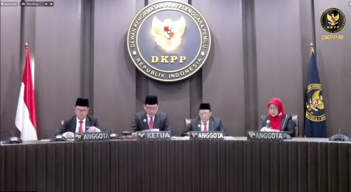 DKPP RI saat membacakan empat putusan, diantarnya Komisioner KPU Kota Jambi Abdul Rahim