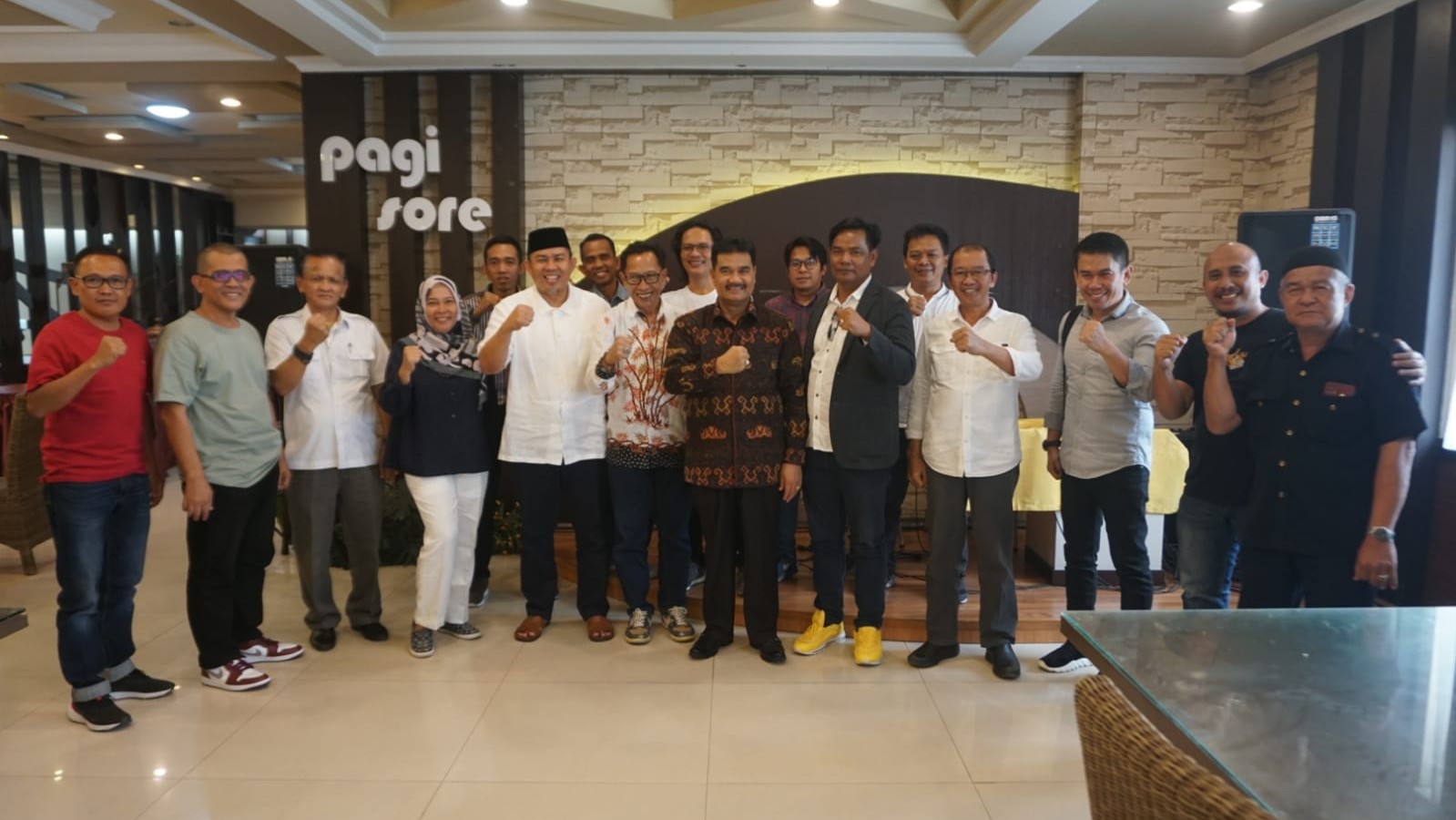 Silaturahmi pengurus SMSI Jambi dengan Dewan Pembina-Penasehet di Restoran Pagi Sore,Kamis (12/1)