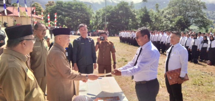 Serahkan 504 SK PPPK guru, ini pesan Bupati Adirozal