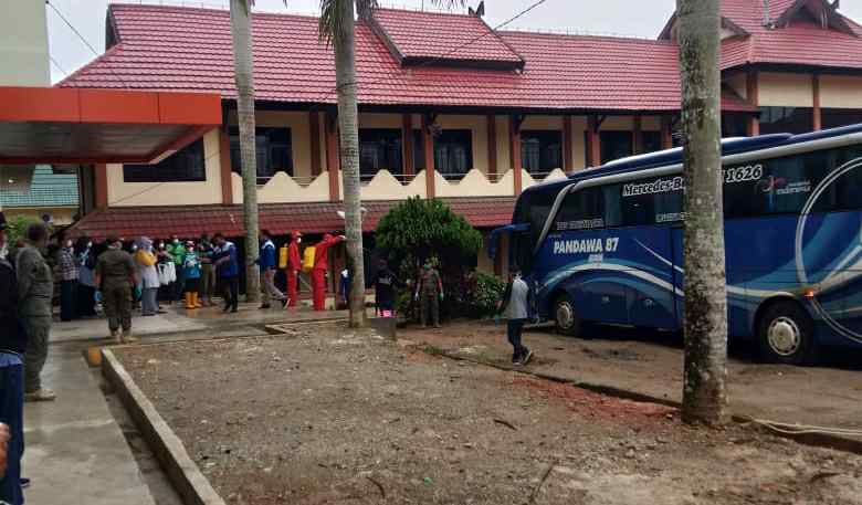 Siswa SMA 1 saat tiba dan jalani screening
