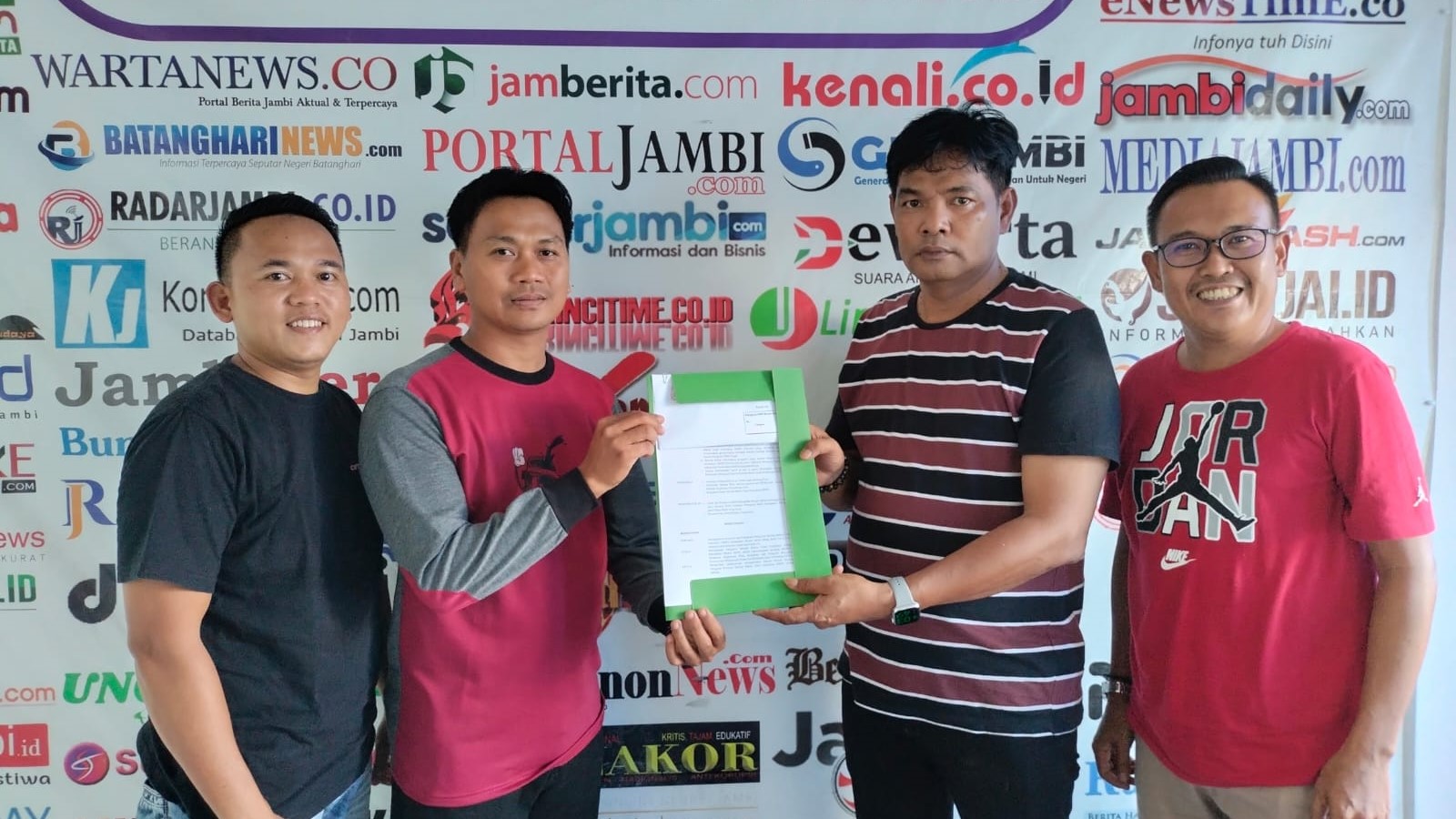 Pengurus SMSI Muaro Jambi terima SK dari Ketua SMSI Provinsi Jambi, Jumat (4/8)