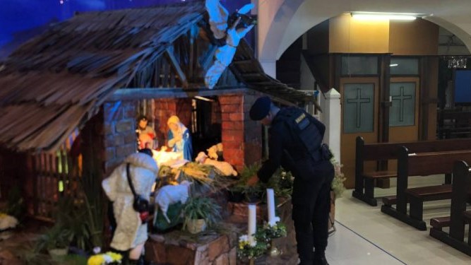 Tim Gegana Unit Jibom Satbrimob dan Unit K9 Ditsamapta melakukan sterilisasi di sejumlah gereja