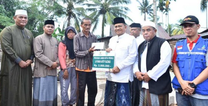 Maulana salurkan Bansos dan bedah rumah korban bencana