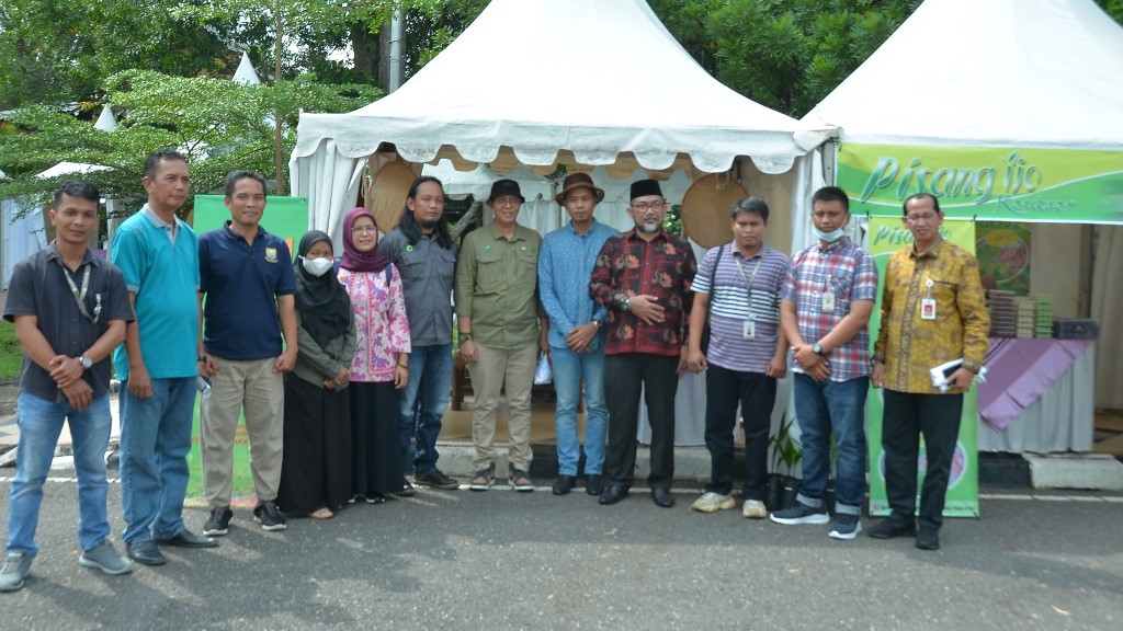Sekda Sudirman saat hadiri pameran produk WALHI Jambi