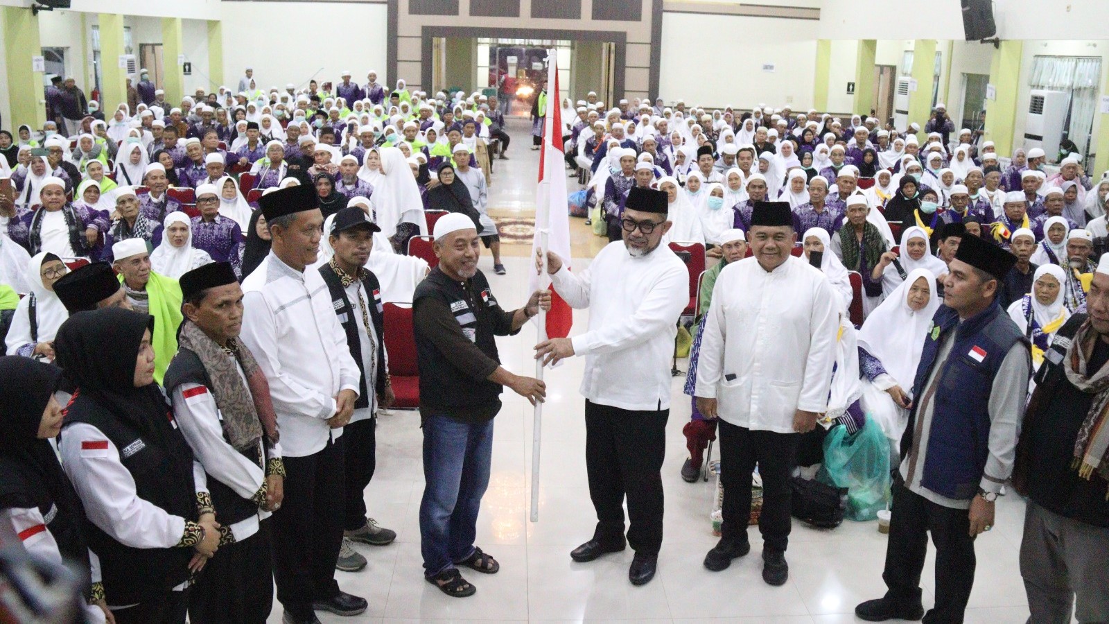 Sudirman sambut kepulangan 446 jemaah haji Jambi Kloter 25, Jumat (19/7) malam