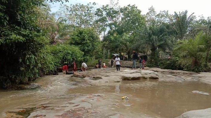 Warga saat berkunjung ke Sungai Nepal