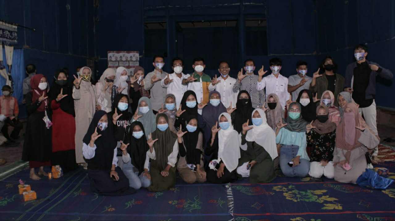 Syafril bersama milenial Desa Cupak dan Tanjung Harapan