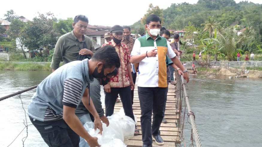 Syafril Nursal saat tebarkan ribuan benih ikan Semah dan Medik di Sungai Batang Merangin
