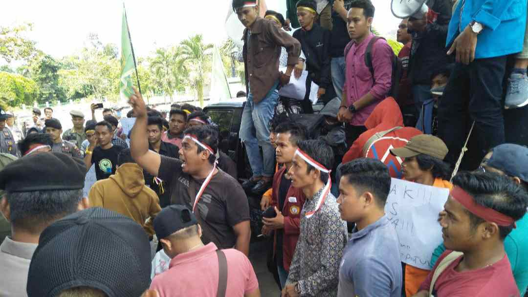 Aksi demo warga Tabir Barat-Tabir Ulu di UPTD Kehutanan Merangin