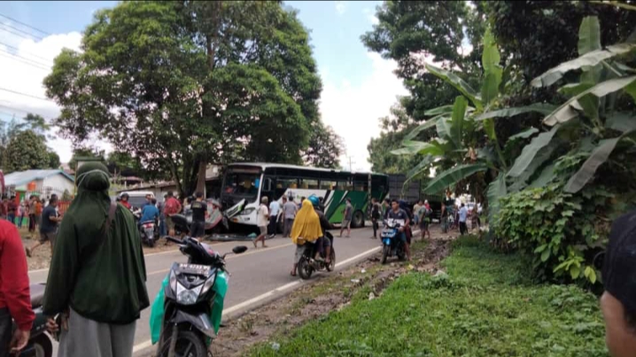 Tabrakan Bus Family Raya vs Carry pick up di Desa Sungai Ulak, Kecamatan Nalotantan