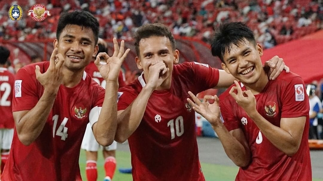 Eggy Maulana Vikri (tengah) usai mencetak gol bersama Witan Sulaeman (kanan) dan Asnawi