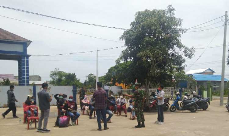 Belasan TKI yang tiba saat menjalani pemeriksaan