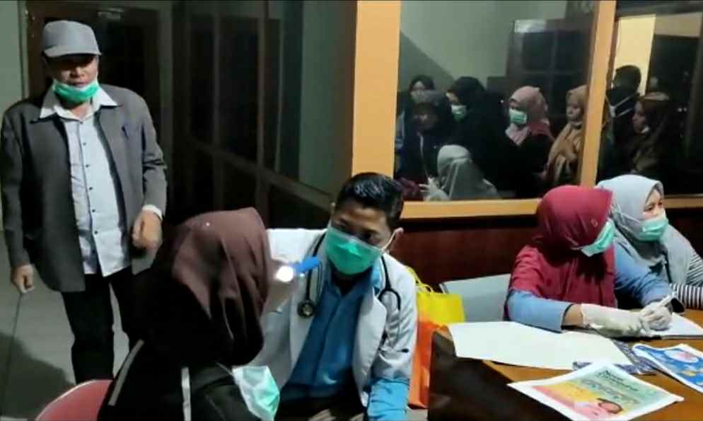 Mahsiswi UIN STS Jambi saat jalani pemeriksaan 