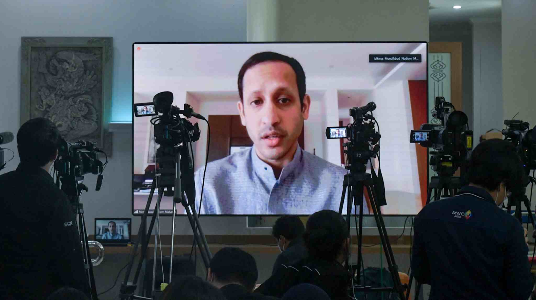 Mendikbud saat memberikan keterangan pers kepada wartawan melalui konferensi video