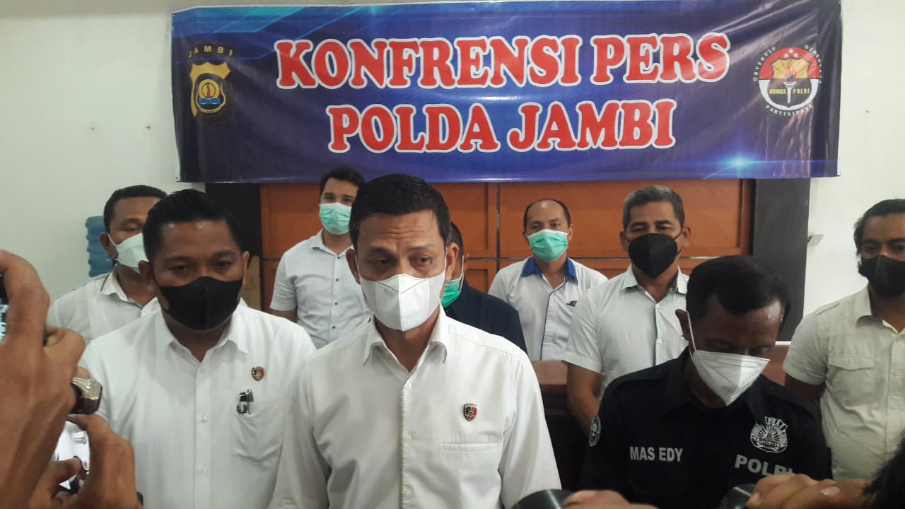 Dirreskrimsus Polda Jambi saat konfresi pers tersangka investasi bodong ternak lele