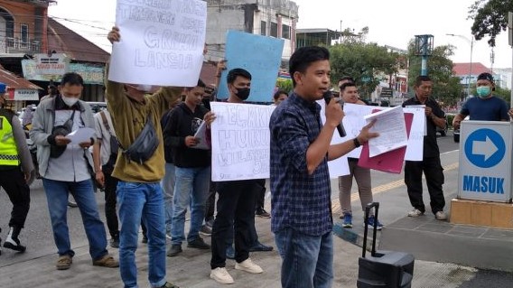 Aksi unjuk rasa warga Kota Jambi tekait graha lansia di Mapolda Jambi