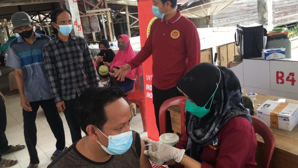 Pelaksanaan vaksinasi Covid-19 BIN di Pasar Senin Desa Makmur Jaya