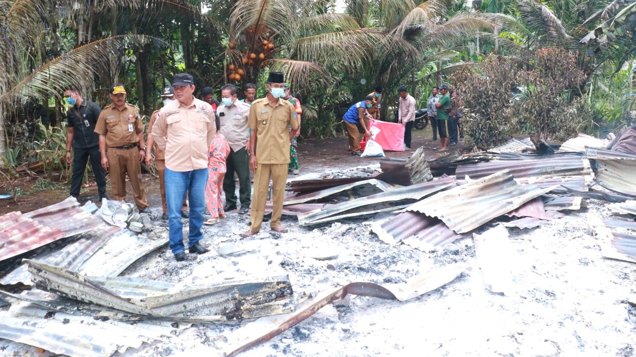 Wabup Hairan saat tinjau kebakaran di Desa Sungsang