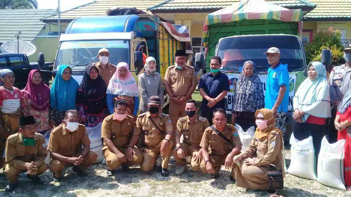 Wabup Hilal saat berikan bantuan di Kecamatan Pauh