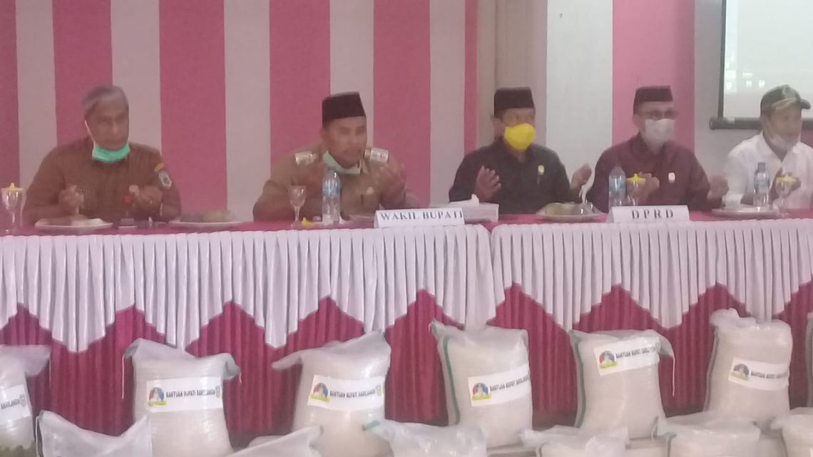 Wabup Hilal saat serahkan bantuan beras di Kecamatan Singkut