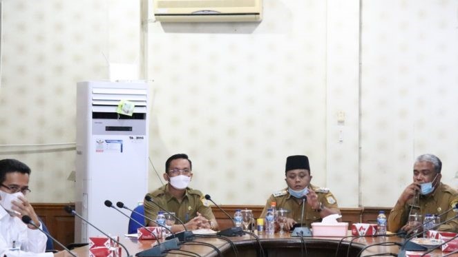 Wabup Robby saat pimpin rapat Forum Tanggung Jawab Sosial dan Lingkungan Perusahaan