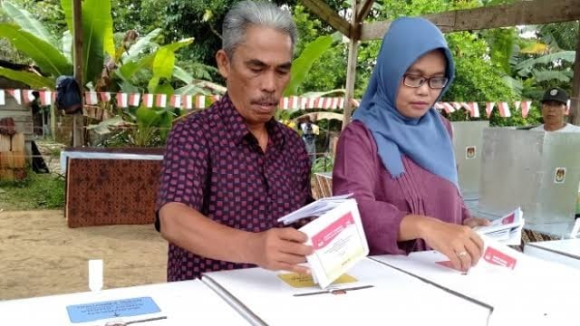 Syahlan saat pemilihan di TPS