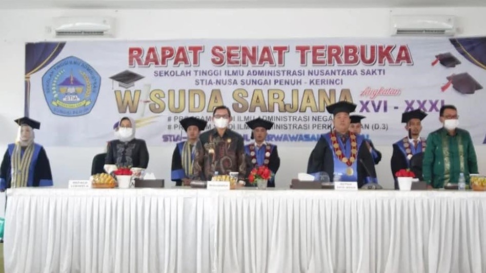 Walikota Ahmadi saat hadiri wisuda sarjana STIA NUSA
