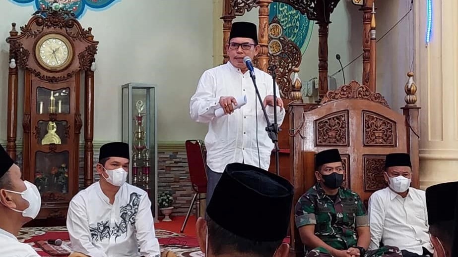 Walikota Ahmadi dan Wawako Antos saat Jum'atan di Masjid Baitunnur