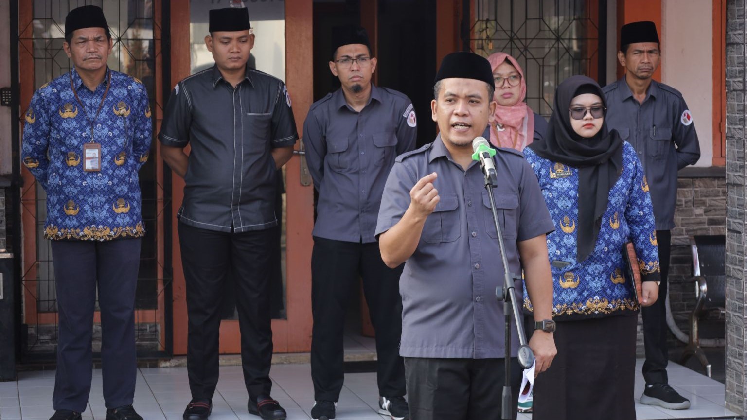 Wein Arifin saat jadi pembina upacar HUT RI ke 78 di halaman Kantor Bawaslu Jambi, Kamis (17/8)