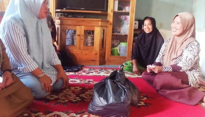 Wirdayanti Romi saat jenguk balita di Blok E Kelurahan Pandan Jaya Kecamatan Geragai