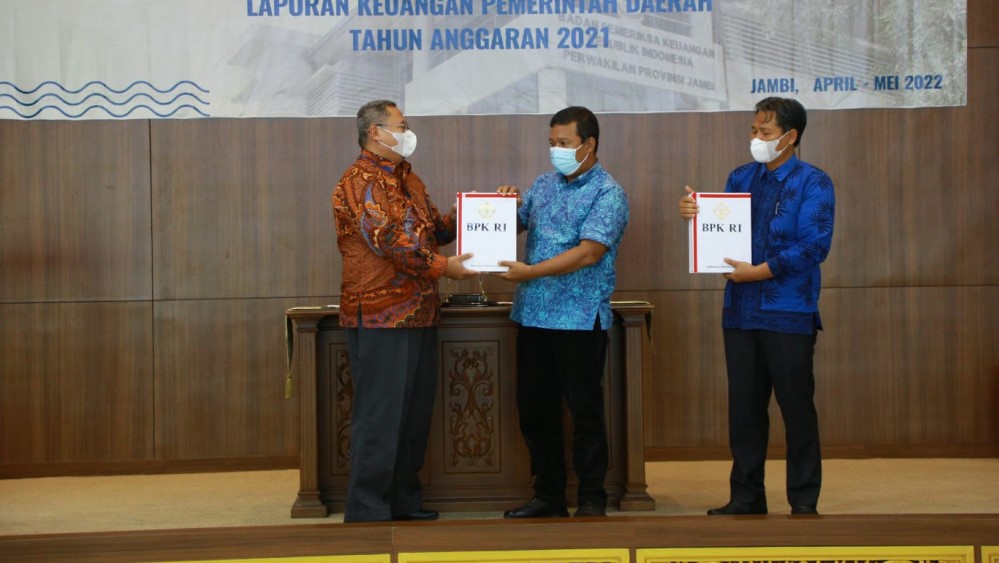 Bupati Romi saat terima Opini WTP dari BPK RI