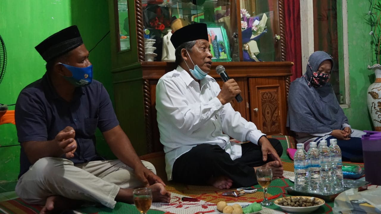 Yai Sani saat silaturahmi dengan warga Desa Tanjung Benanak